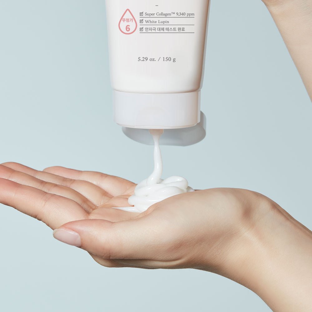 ETUDE Moistfull Collagen Cleansing Foam 150ml dispensing creamy white foam onto open palm for moisturizing effect