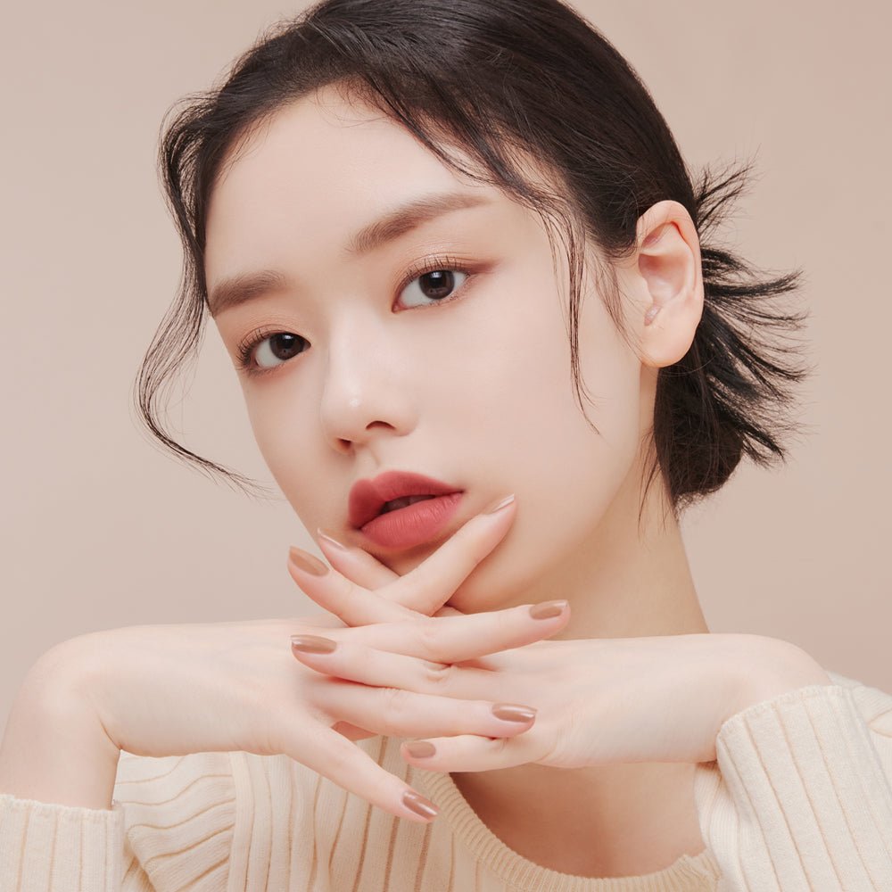 Model with soft natural eye makeup showcasing ETUDE Play Color Eyes 9-Color #Autumn Closet palette shades