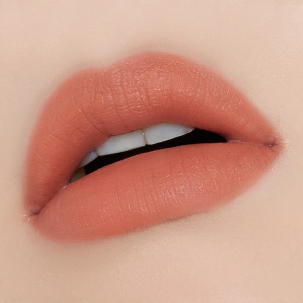 ETUDE HOUSE Fixing Tint 4g #04 Ginger Milktea on lips with smooth texture and long-lasting wear effect