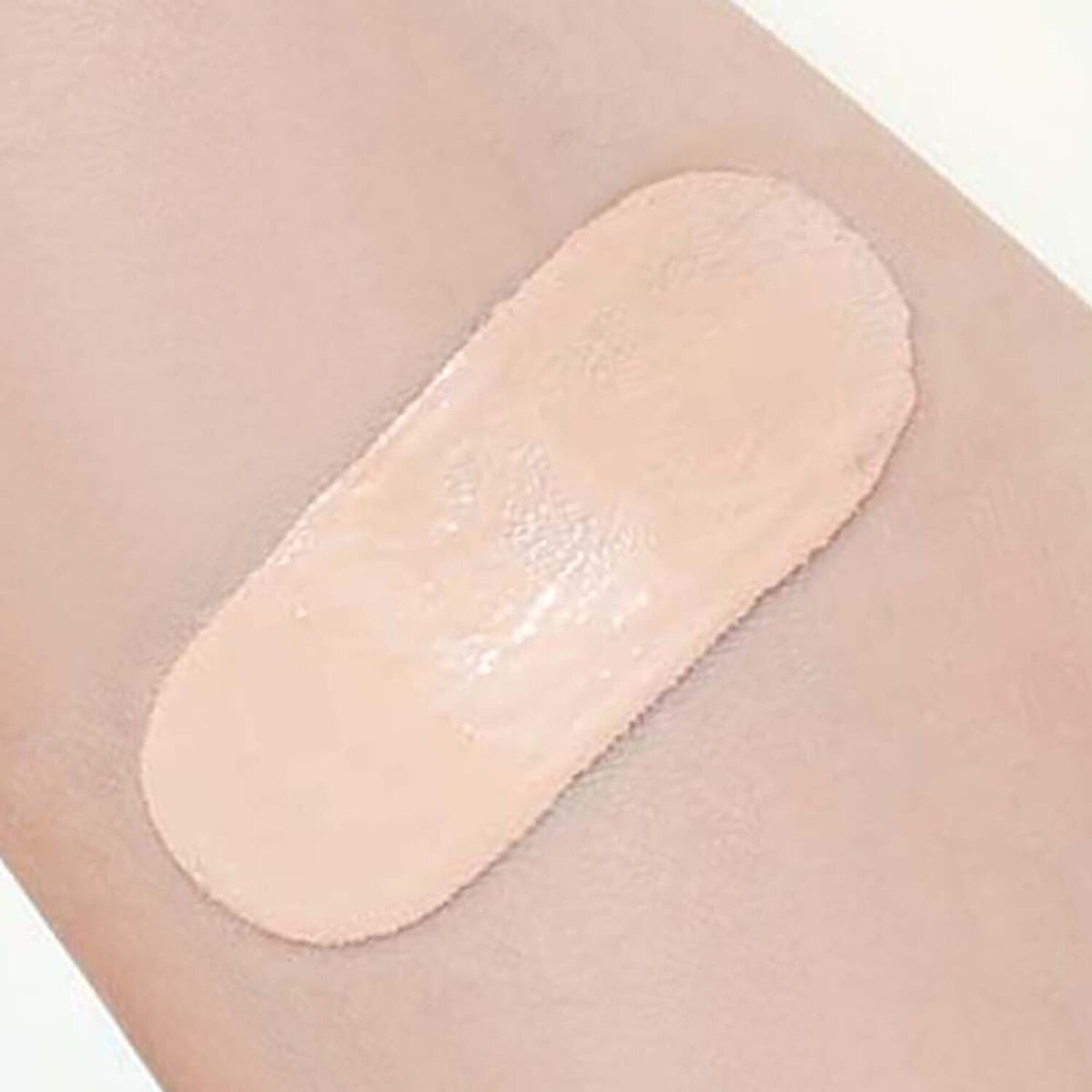 Smooth swatch of light beige cushion powder on skin demonstrating natural matte finish with long-lasting coverage effect