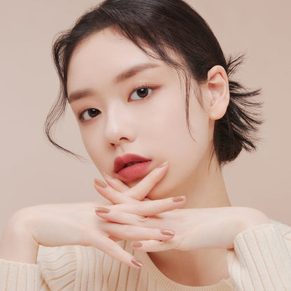 Model with soft natural eye makeup showcasing ETUDE Play Color Eyes 9-Color #Autumn Closet palette shades