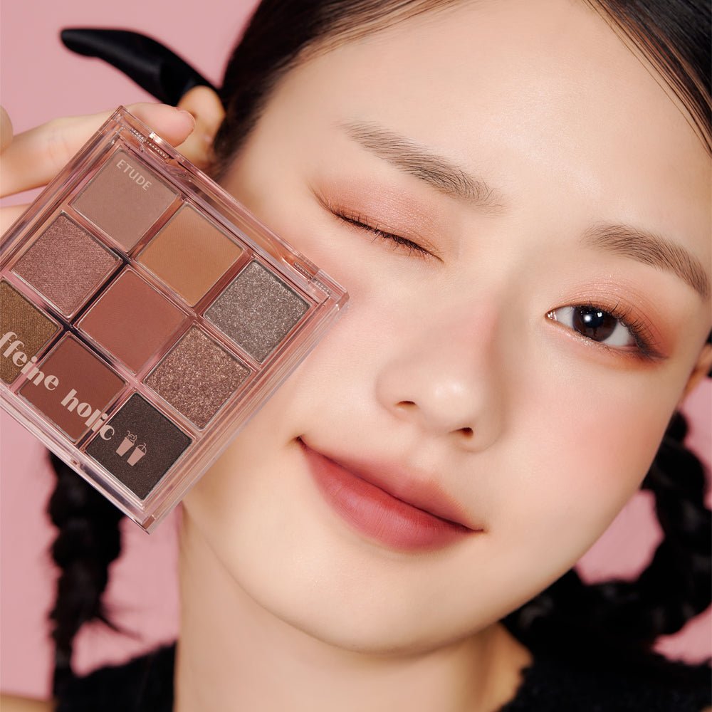 ETUDE Play Color Eyes 9-Color #Caffeine Holic eyeshadow palette with rich color worn on model’s eyelids and lips