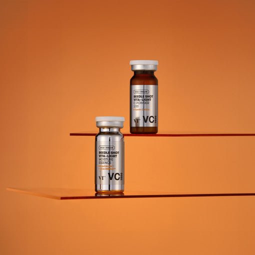 VT Reedle Shot Vita-Light Toning Essence VC 1500 1.5g+8.5ml vial set showcasing brightening skincare essence on orange background