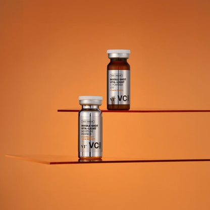VT Reedle Shot Vita-Light Toning Essence VC 1500 1.5g+8.5ml vial set showcasing brightening skincare essence on orange background