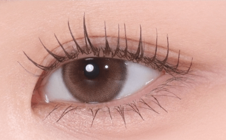 Close-up of eye with long, separated lashes showing clump-free curl and natural lengthening effect