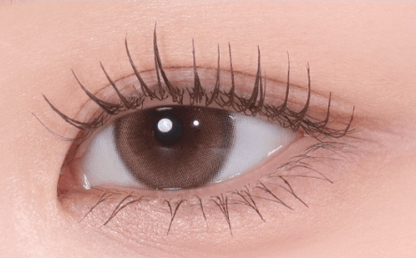 Close-up of eye with long, separated lashes showing clump-free curl and natural lengthening effect