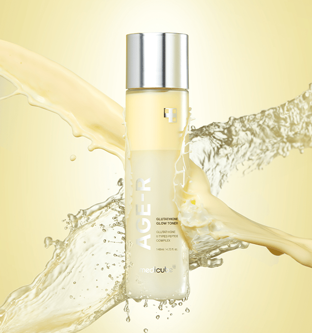 medicube AGE-R Glutathione Glow Toner 140ml with brightening effect shown against dynamic splashes of liquid
