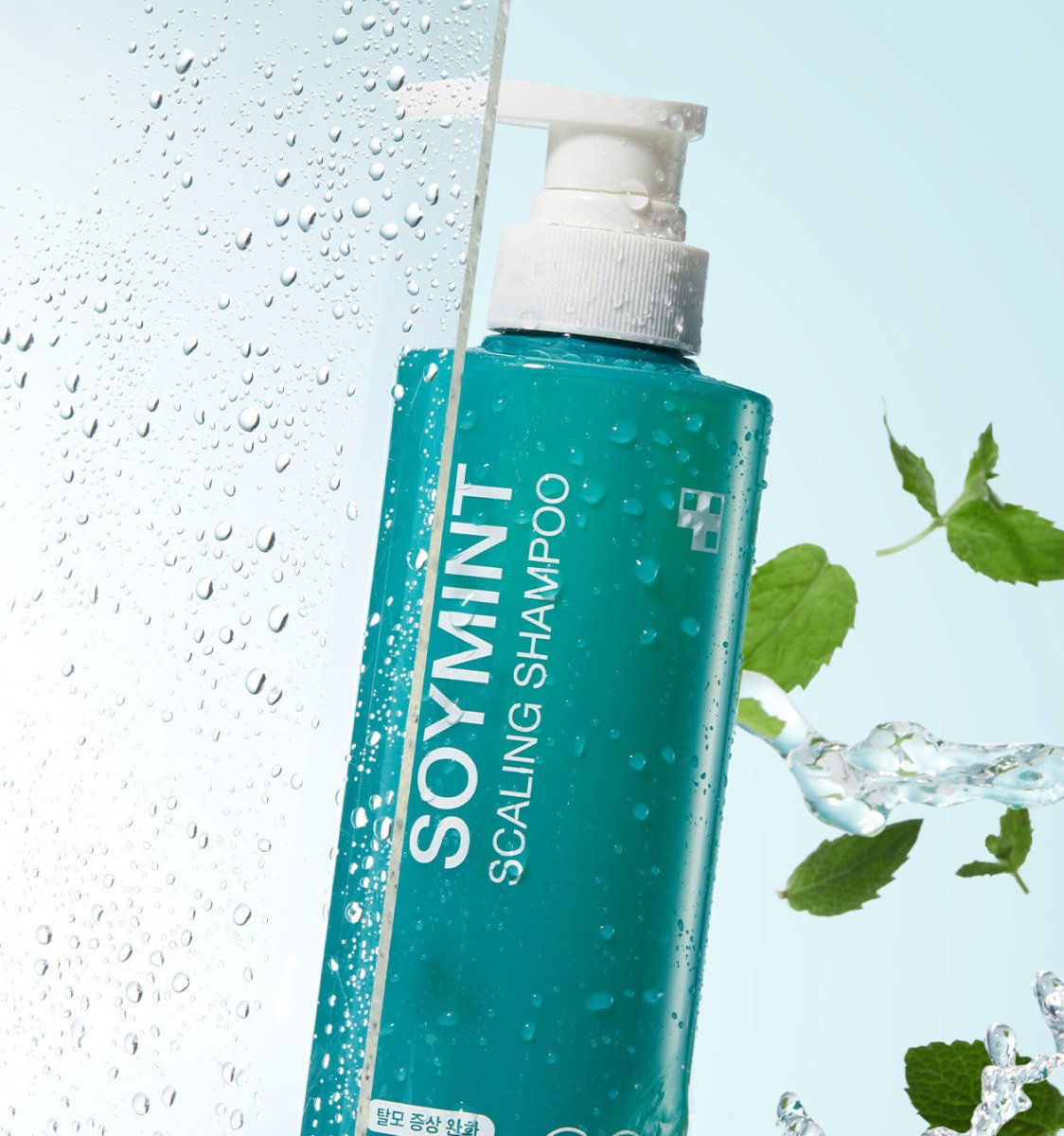 medicube SOYMINT Scaling Shampoo 490ml bottle with water droplets and mint leaves highlighting dandruff relief benefits