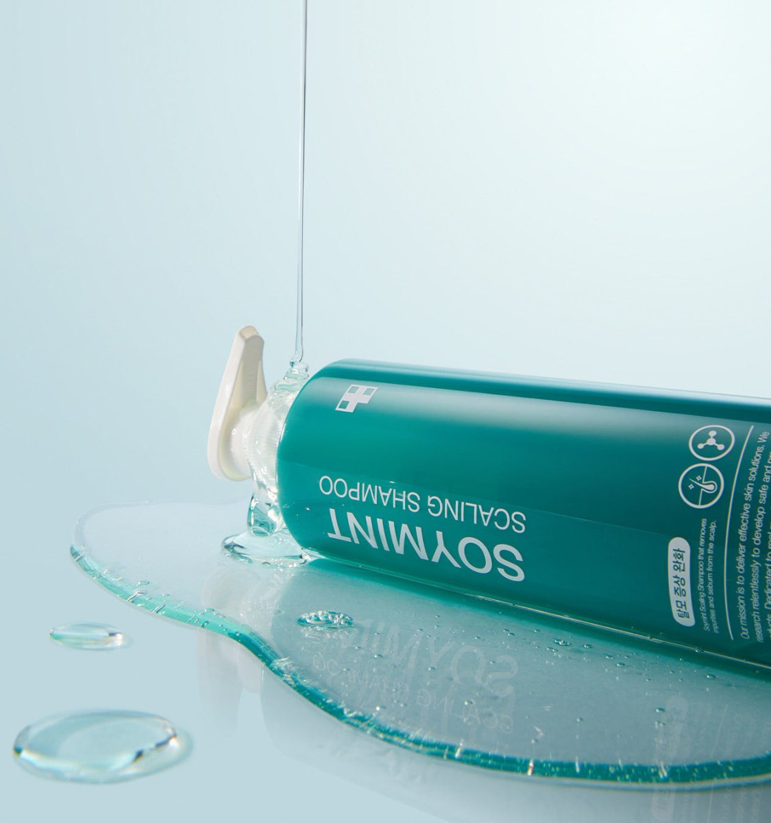 medicube SOYMINT Scaling Shampoo 490ml in teal bottle with clear liquid pour showcasing effective dandruff relief