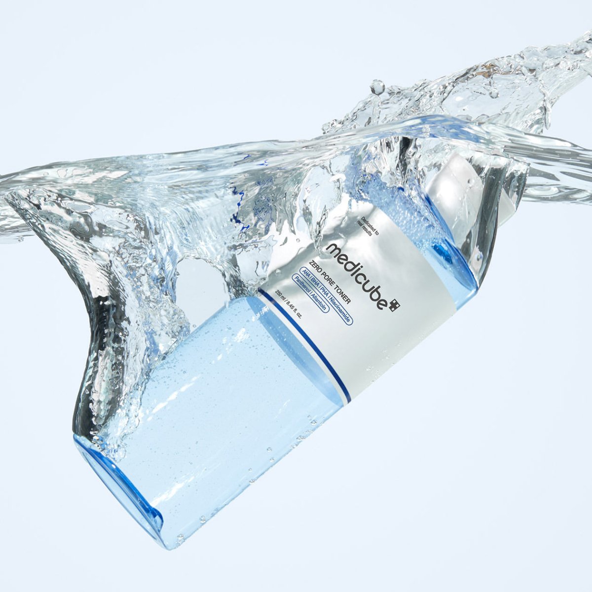 medicube Zero Pore Toner 250ml in clear blue bottle submerged in water splash emphasizing deep hydration benefits