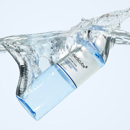 medicube Zero Pore Toner 250ml in clear blue bottle submerged in water splash emphasizing deep hydration benefits