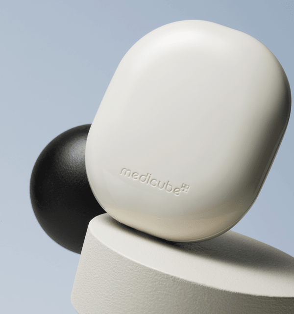 medicube Pro Glutathione Velvet Cushion SPF50+ 15g in sleek cream case with strong coverage on textured display