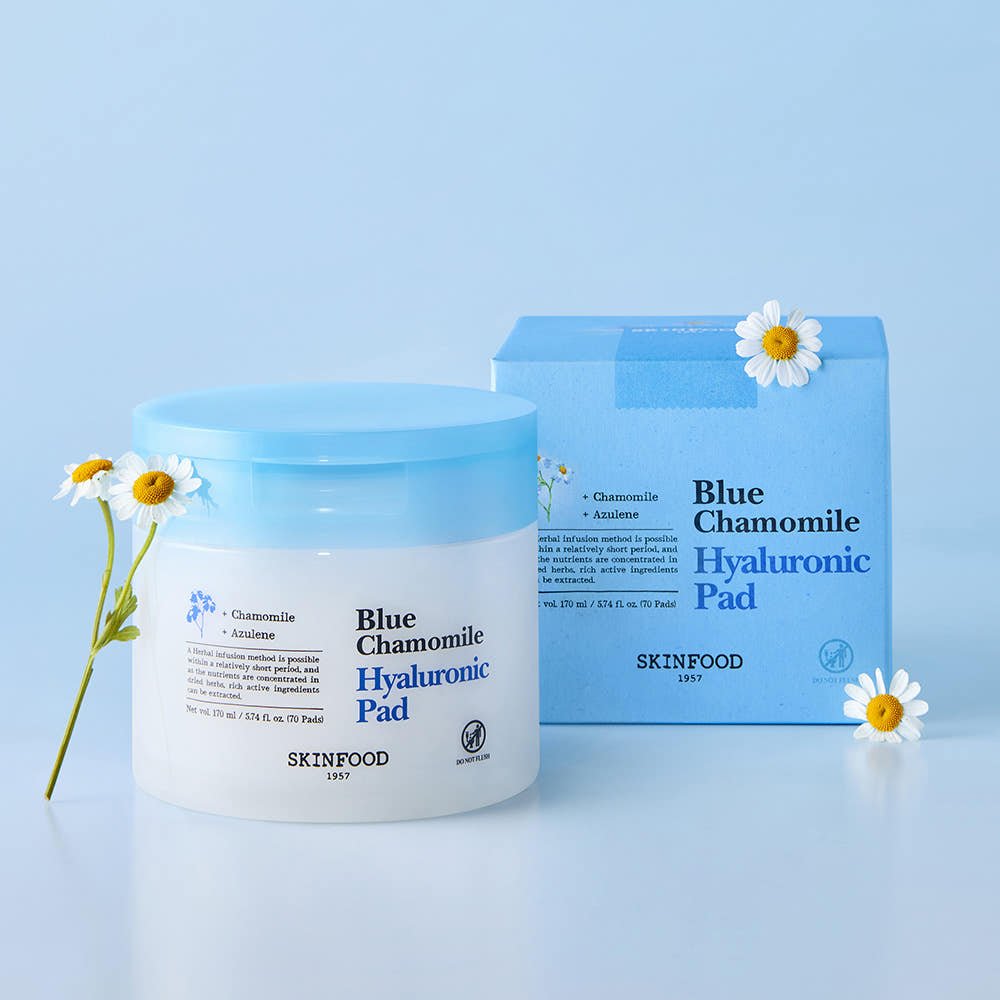 Blue Chamomile Hyaluronic Pad jar and box in pastel blue with chamomile flowers for intense hydration skincare